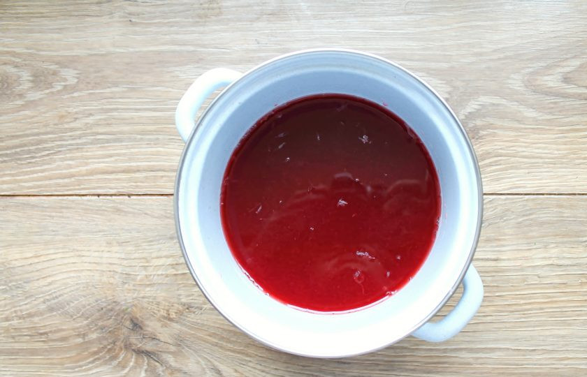 1. Этап. Лимонад с бузиной, клюквой и пряностями: Смешайте клюквенный морс, лимонный сок, сироп бузины и сироп корицы.