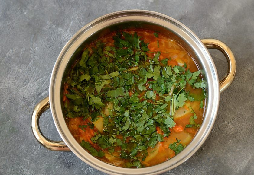 1. Этап. Суп с кольраби: В конце добавьте крупно порубленную петрушку. Посолите и поперчите суп по вкусу.