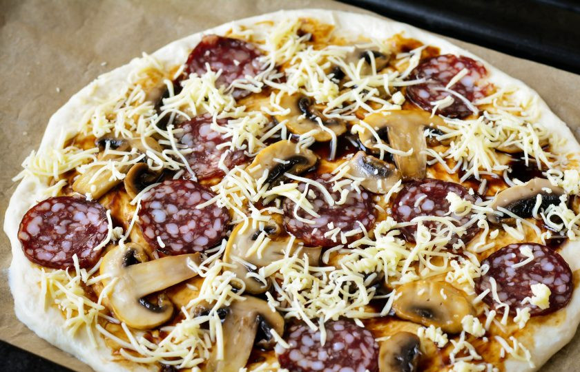 1. Этап. Пицца Терияки: Присыпьте тертым сыром и поставьте пиццу в разогретую до 200 градусов духовку.