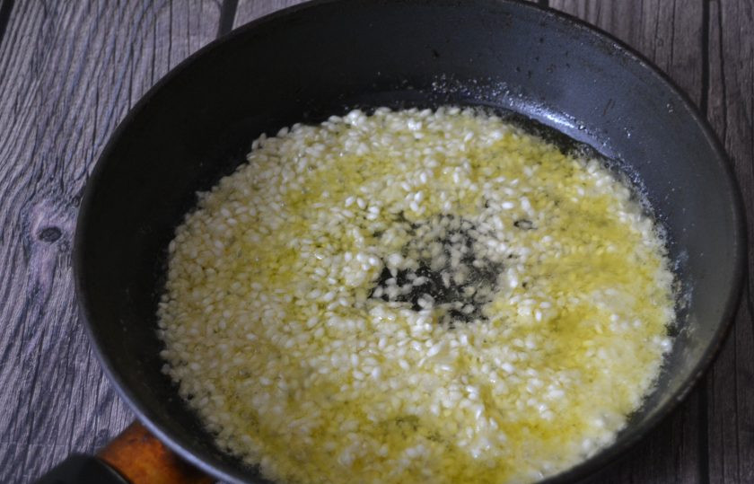1. Этап. Ризотто с тыквой от Юлии Высоцкой: Влейте овощной тыквенный бульон, продолжайте готовить. Жидкость должна полностью покрывать рис и быть немного над ним.