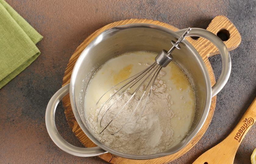 1. Этап. Блины с авокадо: Перемешайте. Добавьте муку и разрыхлитель теста.