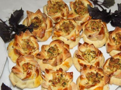 1. Этап. Розочки из теста с мясом: Выпекать при 180 градусах 30-40 минут. Приятного аппетита!
