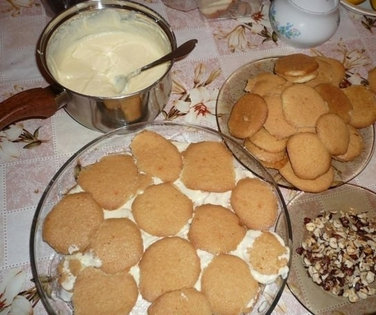 1. Этап. Торт Черепаха со сметанным кремом: Возьмите все ингредиенты для крема и взбейте их при помощи миксера. Соберите торт, перемезывая маленькие коржи кремом.