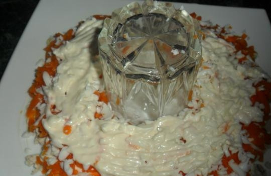 1. Этап. Салат Малахитовый браслет с киви: Затем сделайте слой из кубиков белка. Смажьте их майонезом.