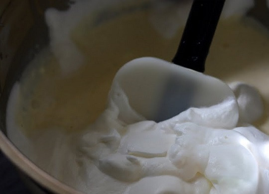 1. Этап. Мусс из маскарпоне: 4. Во взбитые желтки ввести в несколько приемом маскарпоне, аккуратно перемешивая по часовой стрелке.