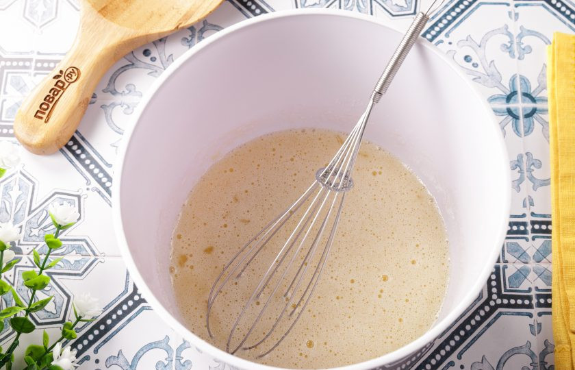 1. Этап. Шарлотка с яблоками в аэрогриле: В глубокой миске взбейте яйца с сахаром.