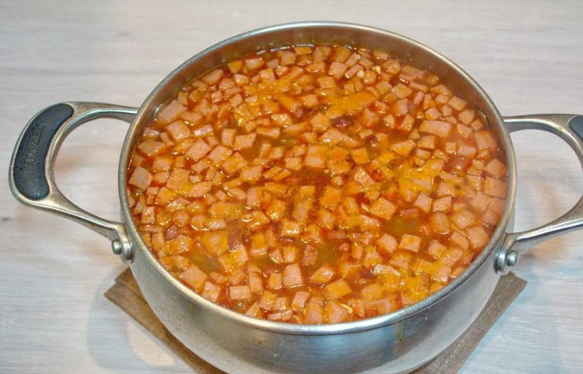 1. Этап. Солянка сборная мясная: 9. Из кипящего бульона извлеките отварное мясо птицы. Измельчите его и верните в бульон. Зажарку добавьте в бульон и размешайте. Посолите или добавьте сахара по вкусу. Сахар снизит кислоту солянки.