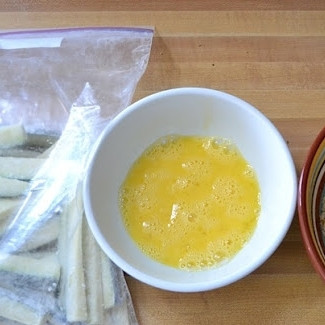 1. Этап. Цуккини фри: В отдельной мисочке взбиваем яйцо. Каждый кусочек кабачка достаем из пакета и обмакиваем сперва в яйцо, затем - в сухую смесь для панировки.