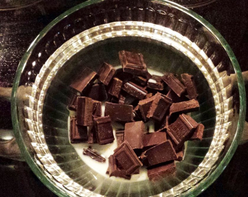 1. Этап. Бисквитный торт Графские развалины: 20. Шоколад разламываю на кусочки, вливаю молоко.