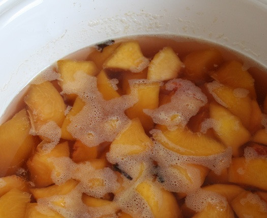 1. Этап. Варенье из персиков без кожуры: С утра персики пустят сок, добавляем оставшийся сахар. Варим до готовности. Пряности следует удалить. Готовое варенье разливаем по стерилизованным баночкам.