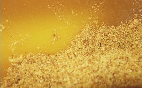 1. Этап. Творожный торт с орехами: 1. Орехи измельчаем в крошку, но оставим некоторое количетсво для украшения. Я все орехи сначала обжариваю, а потом измельчаю. Орехи смешаем с маслом и сахаром, эту массу выкладываем на дно формы.