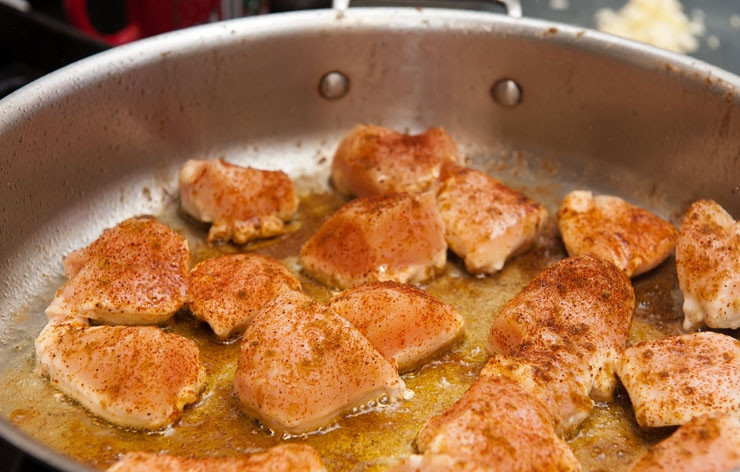 1. Этап. Курица с лаймом: Как только она подрумянится и не будет уже прилипать к сковороде, щедро посыпьте ее тмином и молотым красным перцем. Пусть в таком виде она потушится около двух минут.