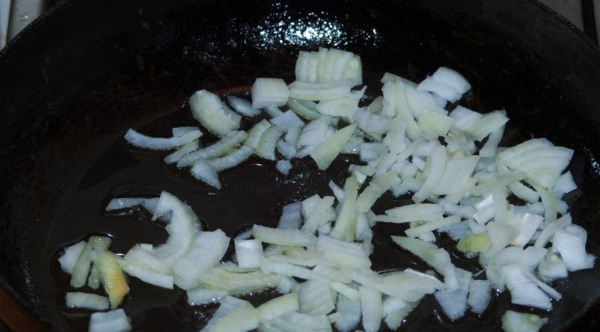 1. Этап. Грибная поджарка: Обжарьте на разогретой сковороде в масле сначала лук до золотистого цвета.