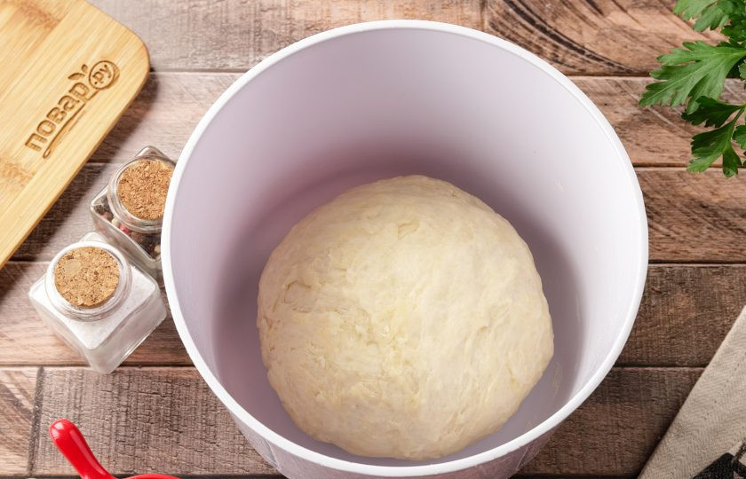 1. Этап. Жаркое в горшочке из теста: Тщательно вымешивайте тесто около 4-5 минут. Готовое тесто должно быть эластичное. Соберите его в шар, накройте полотенцем и дайте полежать 20 минут.