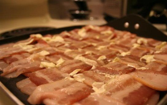 1. Этап. Бекон с сыром: 2. На стыки нужно выложить небольшой кусочек сливочного масла, которое предварительно нужно достать из холодильника, чтобы оно было мягкое. Использовать лучше масло хорошего качества.