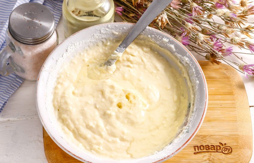 1. Этап. Панкейки из рикотты: Последним в тесто влейте растительное масло и аккуратно вмешайте его в тесто.