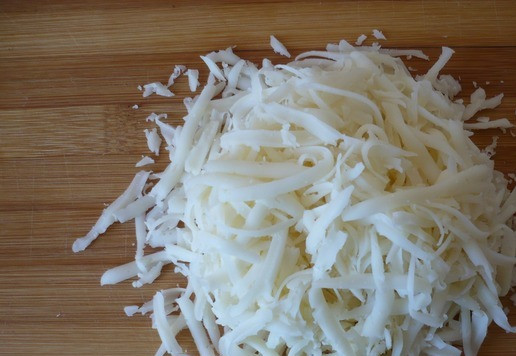 1. Этап. Слойка с индейкой: Сыр натрите на крупной терке.