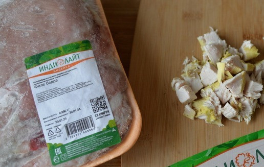 1. Этап. Салат из индейки и овощей Восточный: Для приготовления салата берём филе индейки. У меня - филе бедра индейки Индилайт. Заливаем необходимое количество филе водой, доводим до кипения, снимаем пену и варим в подсоленной воде до готовности около 40 минут на слабом огне. В конце добавляем любимые травы, приправы. У меня - универсальная приправа для птицы. Готовому филе даём остыть, режем кубиками.