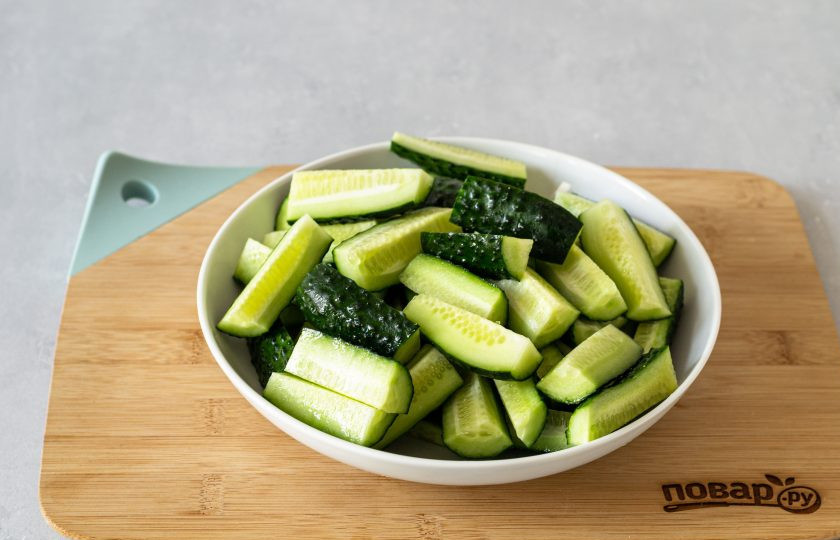 1. Этап. Огурцы по-корейски с горчицей: Огурцы помойте, нарежьте брусочками.