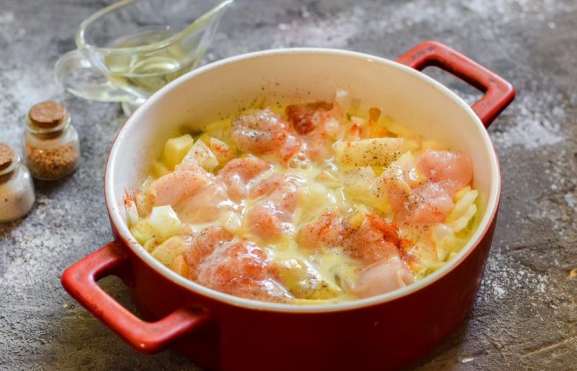 1. Этап. Запеканка из курицы и тыквы: Залейте тыкву и курицу яйцами, добавьте сухие травы и сухой чеснок. Запекайте в духовке при температуре 180 градусов в течение 35-40 минут.