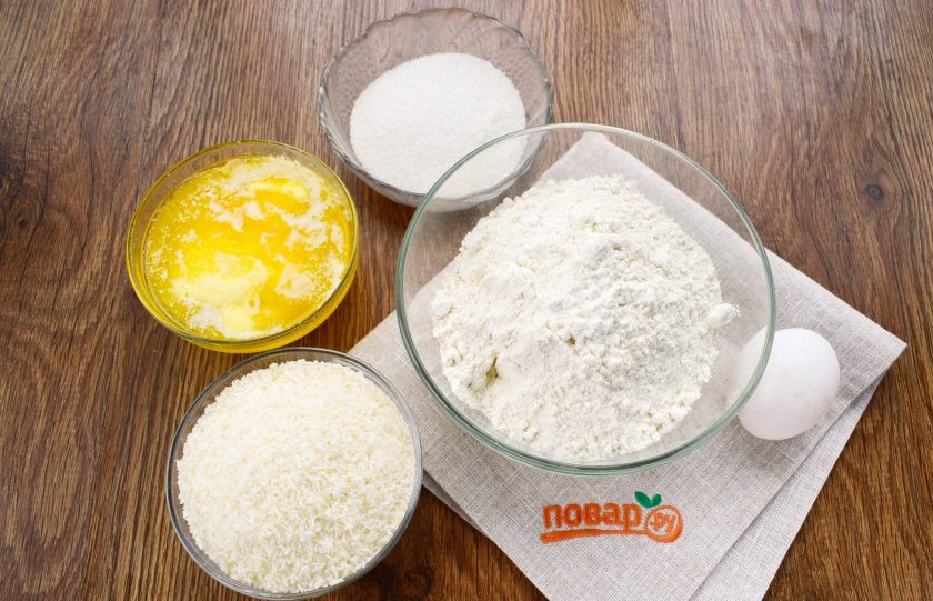 1. Этап. Лимонно-кокосовые квадратики: Подготовьте необходимые продукты для теста. Муку и разрыхлитель просейте в глубокую миску.