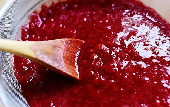 1. Этап. Клубничный соус для десертов: 4. По желанию на данном этапе можете добавить несколько капель красного красителя для придания яркости соусу. Полученный соус процедите через сито. Мякоть не выбрасывайте! Она может послужить замечательной добавкой к соусу. С отжатого от мякоти сиропа снимите пенку, насколько это возможно. Чем меньше пены останется, тем светлее получится соус.