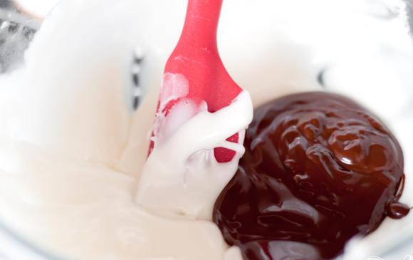 1. Этап. Печенье в шоколадно-медовой глазури: 7. В оставшуюся ванильную глазурь добавить растопленный шоколад и перемешать. Если необходимо, размешать оставшуюся смесь меда, по 1 чайной ложке за раз, пока нужная консистенция не будет достигнута.