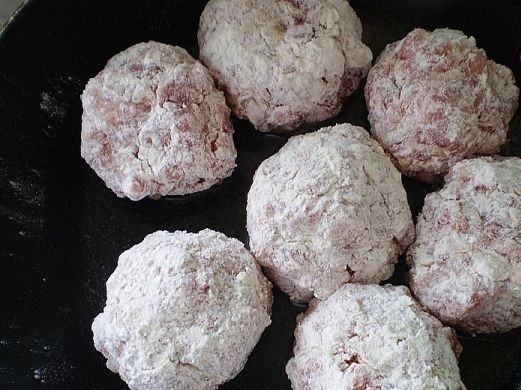 1. Этап. Тефтели, запеченные в духовке в сметанном соусе: 6. И выложите на сковороду с разогретым растительным маслом. Обжарьте на сильном огне до легкой корочки.