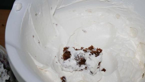 1. Этап. Торт Кучерявый мальчик: Нарезанные кусочки второго коржа обмакиваем в крем.