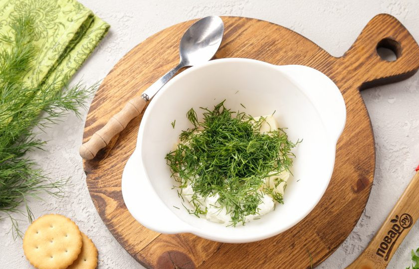 1. Этап. Канапе на крекерах: Соедините творожный сыр, мягкое сливочное масло и измельчённый укроп. Перемешайте.