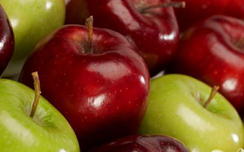 1. Этап. Коктейль Яблочный шейк: 1. Вкус коктейля целиком будет зависеть от того яблока и яблочного сока, который вы выберете. Если вы любите зеленые яблоки – берите их основой для коктейля. Любители желтых и красных плодов тоже могут получить любимый привкус.