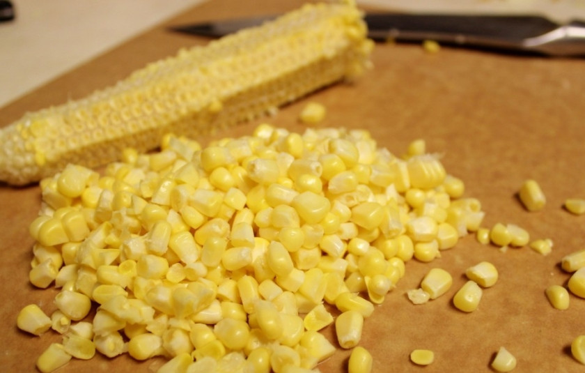 1. Этап. Капустный салат диетический: 4. Отварной початок кукурузы очистить от зернышек. Классический рецепт капустного салата диетического можно немного изменить, добавив вместо отварной консервированную кукурузу.