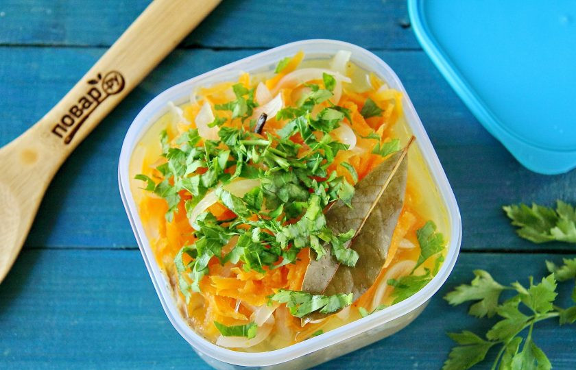 1. Этап. Диетическая рыба под маринадом: Переложите рыбу в контейнер для транспортировки и залейте маринадом. Пока идет процесс маринования рыбы, отправляйтесь на природу и подготовьте угли.