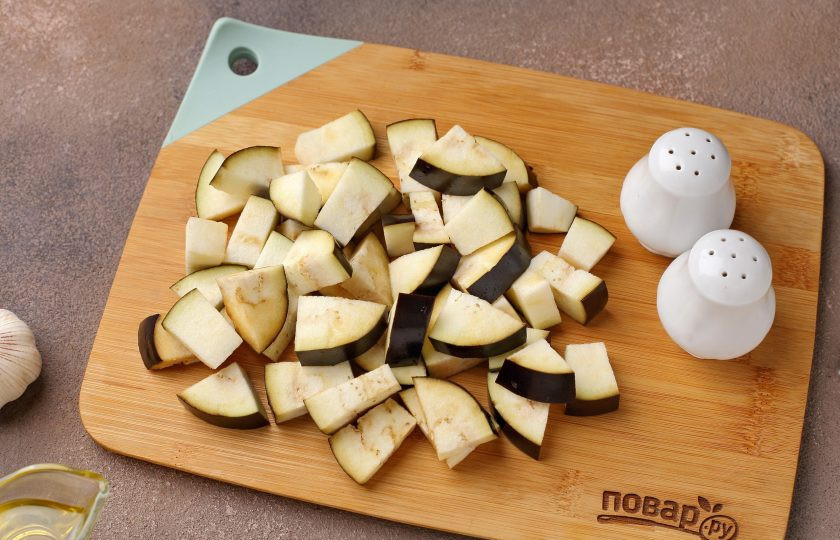 1. Этап. Мясо с баклажанами и картошкой в духовке: Баклажан нарежьте примерно таким же размером, как и остальные овощи.