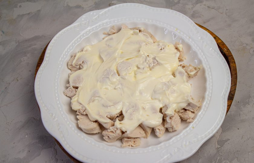 1. Этап. Салат Екатерина Мудрая: Смажьте курицу щедро майонезом.