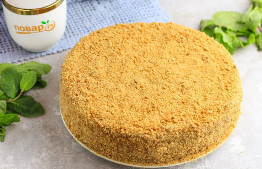 1. Этап. Медовик с вареной сгущенкой и сметаной: Обпанируйте торт приготовленной медовой крошкой и отправьте хотя бы на 2 часа в холодильник для пропитывания.