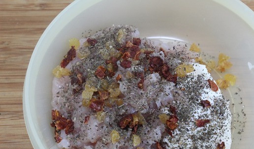 1. Этап. Пирожки закусочные с курицей: В емкость выложить творожный сыр, изюм, куриную грудку, томаты, базилик, добавить по вкусу соль и перец.