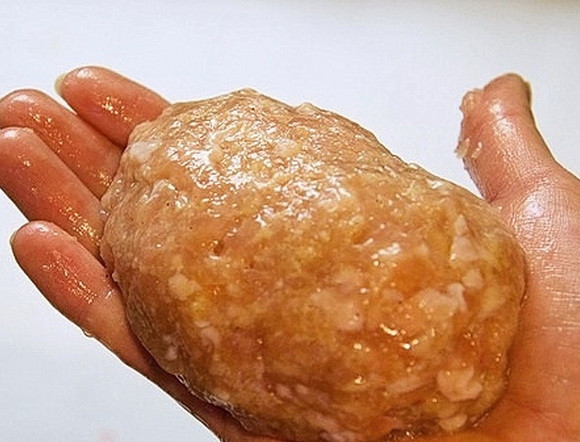 1. Этап. Куриные зразы с пикантной начинкой: Защипните края, сформируйте руками котлетку.