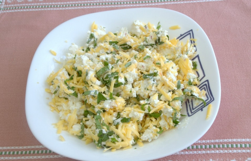 1. Этап. Пирог с сулугуни и творогом: 1. Для начала смешаем в миске до однородности творог, тертый твердый сыр, сулугуни, измельченный чеснок, специи и зелень.