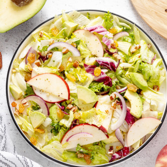 Салат с авокадо и яблоком