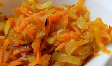 1. Этап. Гороховый суп с мясом: Очистить овощи. Лук нарезать, а морковь натереть на терке. Обжарить на сковороде, предварительно смазанной растительным маслом. Добавить соль перец да куркуму.