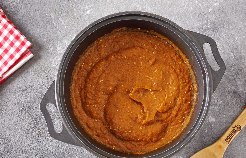 1. Этап. Икра из баклажанов на зиму Пальчики оближешь: Затем измельчите овощи до состояния однородного пюре при помощи погружного блендера. Поставьте емкость опять на плиту и доведите до кипения. Как только масса закипит — готово.