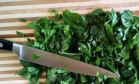 1. Этап. Салат с тыквенными семечками: 1. Этот салат я часто готовлю на ужин и на завтрак (но тогда не добавляю чеснок). Шинкуем мелко зелень петрушки и молодой шпинат.