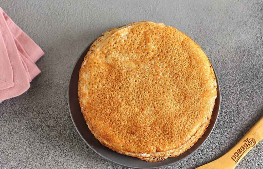 1. Этап. Блинный торт для диабетиков: Таким образом соберите весь торт. Уберите его в холодильник на пару часов до полного охлаждения.