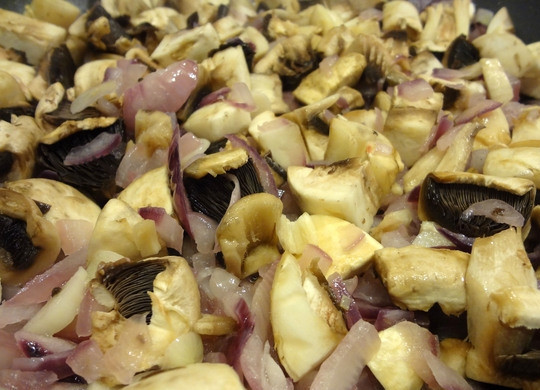 1. Этап. Фасоль с шампиньонами: 3. Грибы тщательно мою, срезаю края плодоножки, и нарезаю небольшими кусочками, отправляю к луку и чесноку.