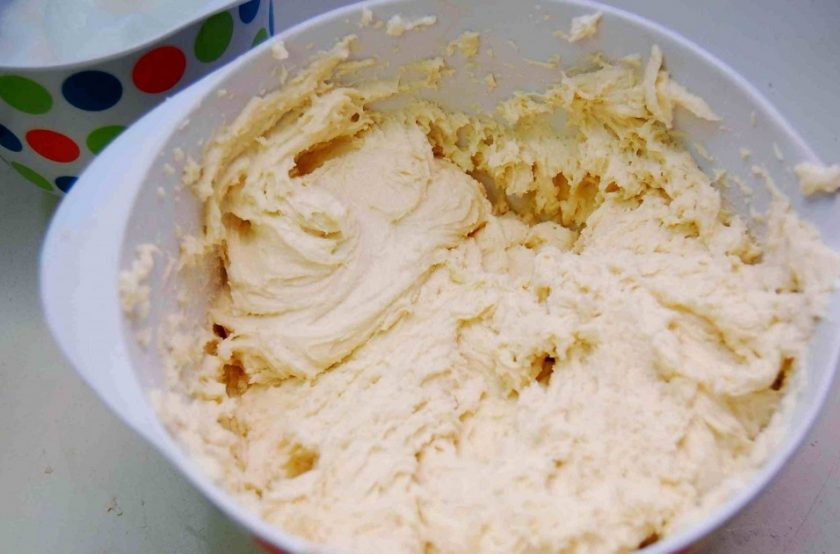 1. Этап. Кекс с шоколадом на сметане: 3. Получившееся тесто выложите в прямоугольную форму для выпечки.