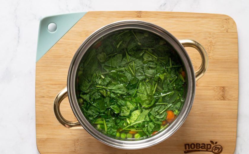 1. Этап. Суп со шпинатом и зеленым горошком: Добавьте шпинат в кастрюлю, варите суп еще 5 минут.