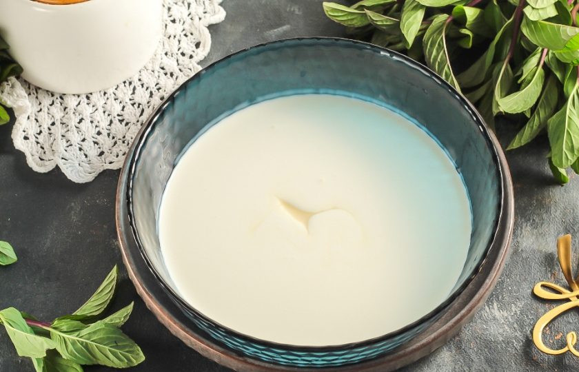 1. Этап. Сливочно-кокосовое мороженое: В глубокой емкости соедините кокосовое молоко, сгущенное молоко и жирные сливки. Если любите десерты менее жирные, то приобретайте сливки с жирностью 10% или 15%. Можно взбить сливки в чаше кухонного комбайна 3-4 минуты, но не дольше, чтобы не перевзбить их в масло.