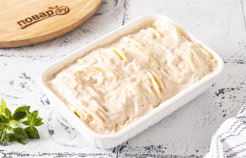 1. Этап. Гратен на кокосовом молоке: Сверху полейте соусом из кокосового молока. Накройте форму для выпечки фольгой и выпекайте 45 минут в разогретой до 190 градусов духовке. После уберите фольгу и готовьте еще 15-20 минут.