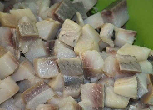 1. Этап. Салат из фасоли консервированной: Нарезаем селедку кубиками и добавим пол чайной ложки уксуса или ложечку лимонного сока. Перемешаем.